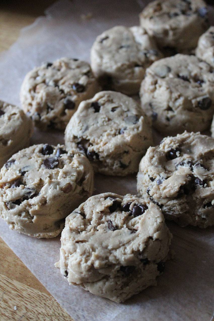  Jumbo Chocolate Chip Cookies // Runaway Apricot