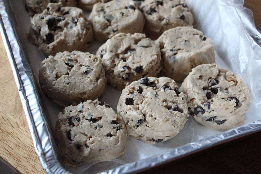  Jumbo Chocolate Chip Cookies // Runaway Apricot