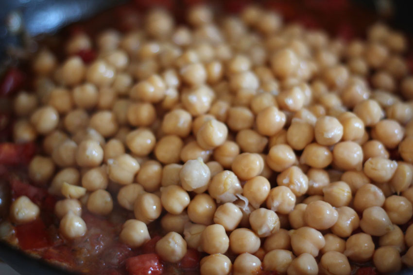 Spicy Chickpeas with Tomatoes and Spinach | Runaway Apricot