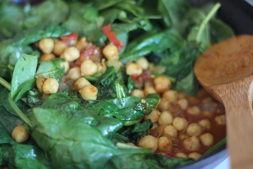 Spicy Chickpeas with Tomatoes and Spinach | Runaway Apricot