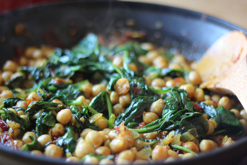 Spicy Chickpeas with Tomatoes and Spinach | Runaway Apricot