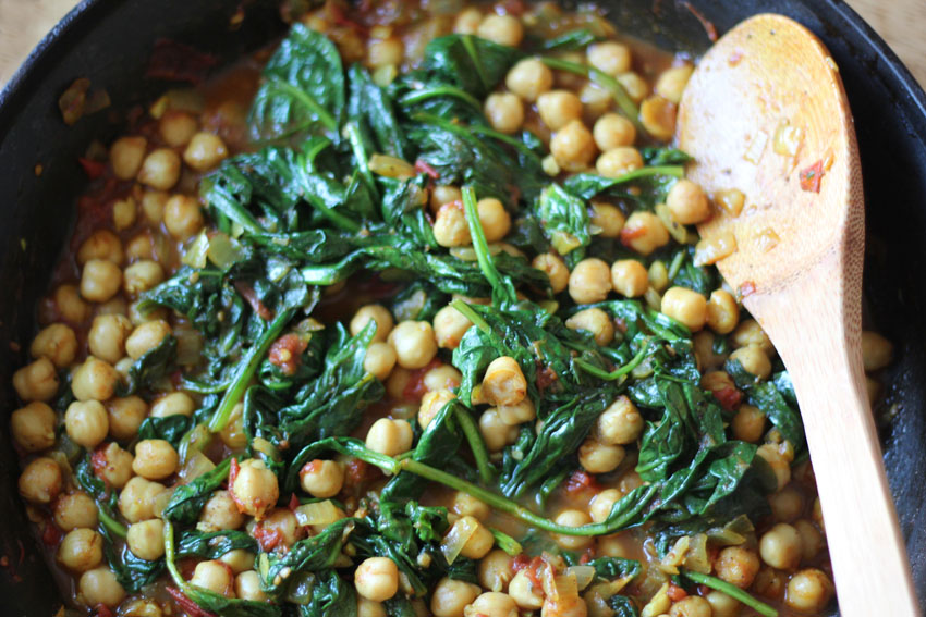 Spicy Chickpeas with Tomatoes and Spinach | Runaway Apricot