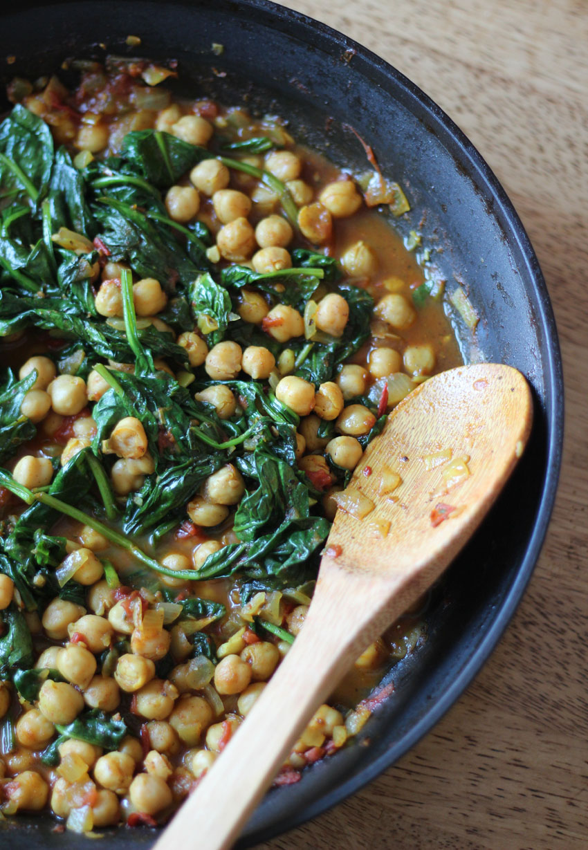 Spicy Chickpeas with Tomatoes and Spinach | Runaway Apricot